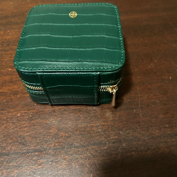 NEW/NEVER USED Green Crocodile-Embossed Jewelry Box - Picture 2 of 4